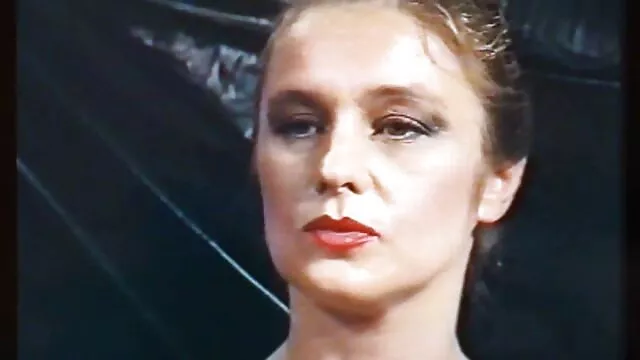 Nurse სკოლა უფასო ვიდეო მერცხლები animeshnik ფრინველის იჯდა მისი სახე.