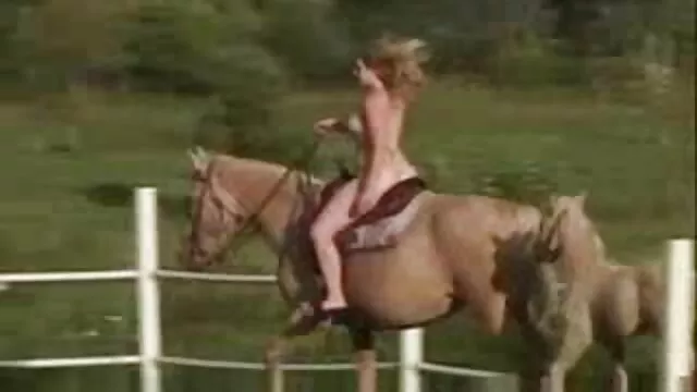 გოგონა ლობსერტუბი jumping ერთად ვირტუალური მეგობარი